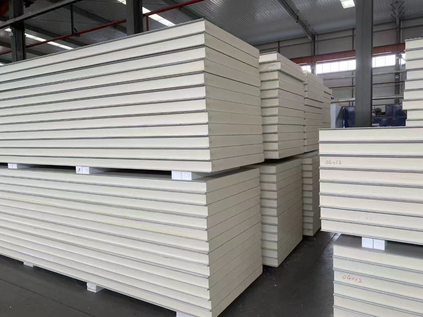 聚氨酯冷庫板：高效保溫，守護(hù)冷鏈安全的優(yōu)選材料