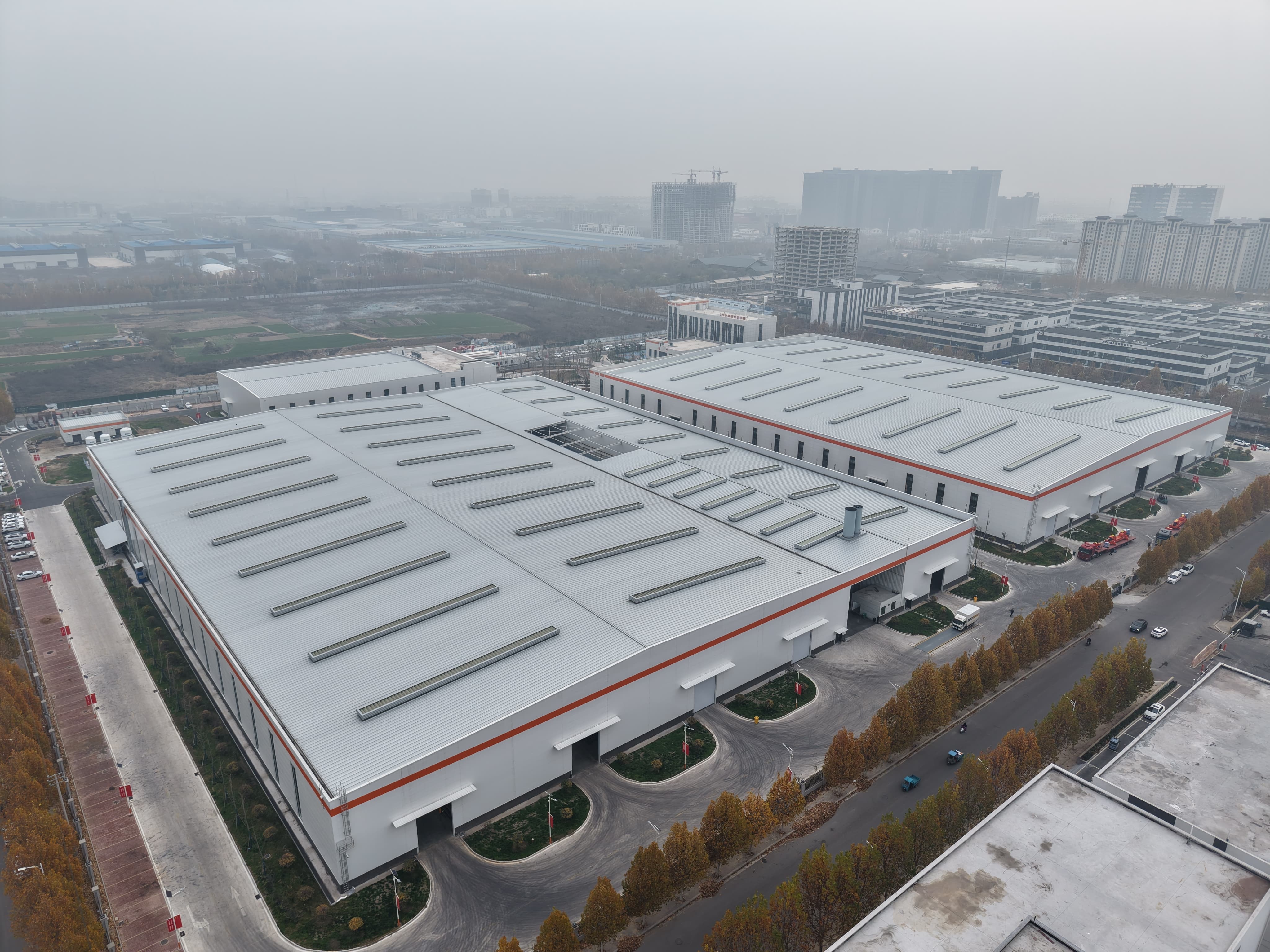 廠(chǎng)房建設(shè)的理想之選 —— 聚氨酯封邊巖棉復(fù)合板