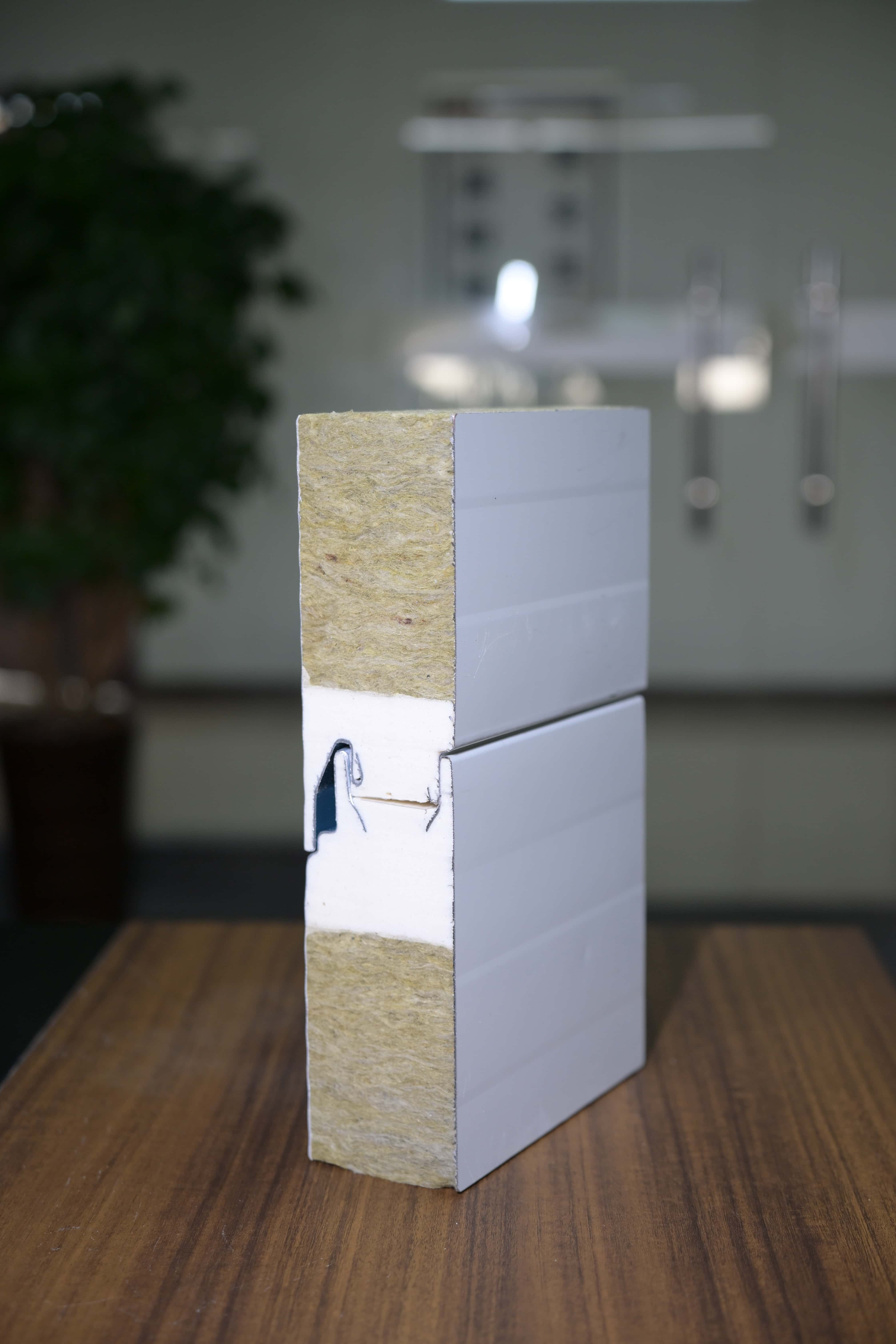 廠房建設(shè)的理想之選 —— 聚氨酯封邊巖棉復(fù)合板(圖1)