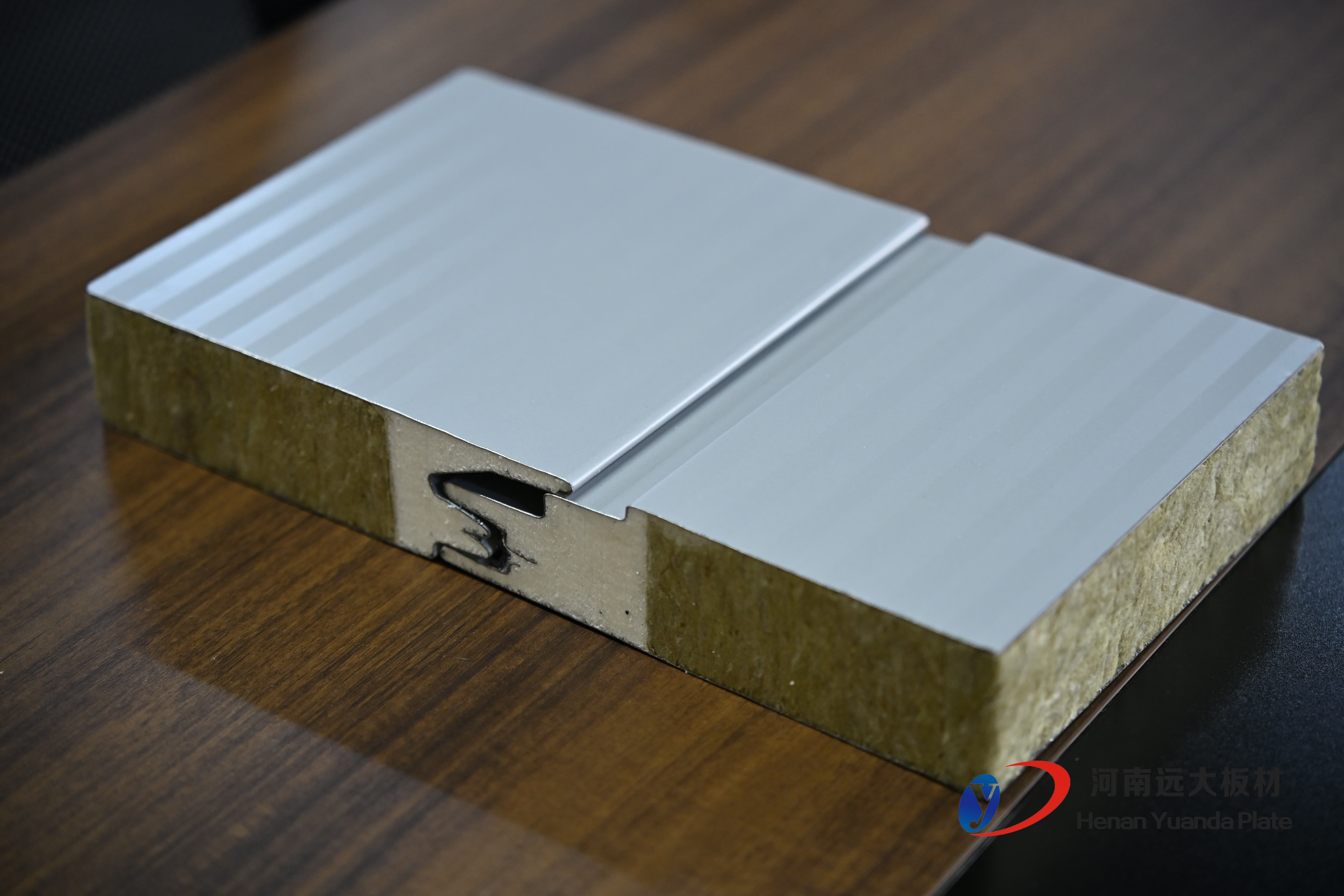 聚氨酯夾芯板價格揭秘：一平方多少錢？如何選對高性價比方案？