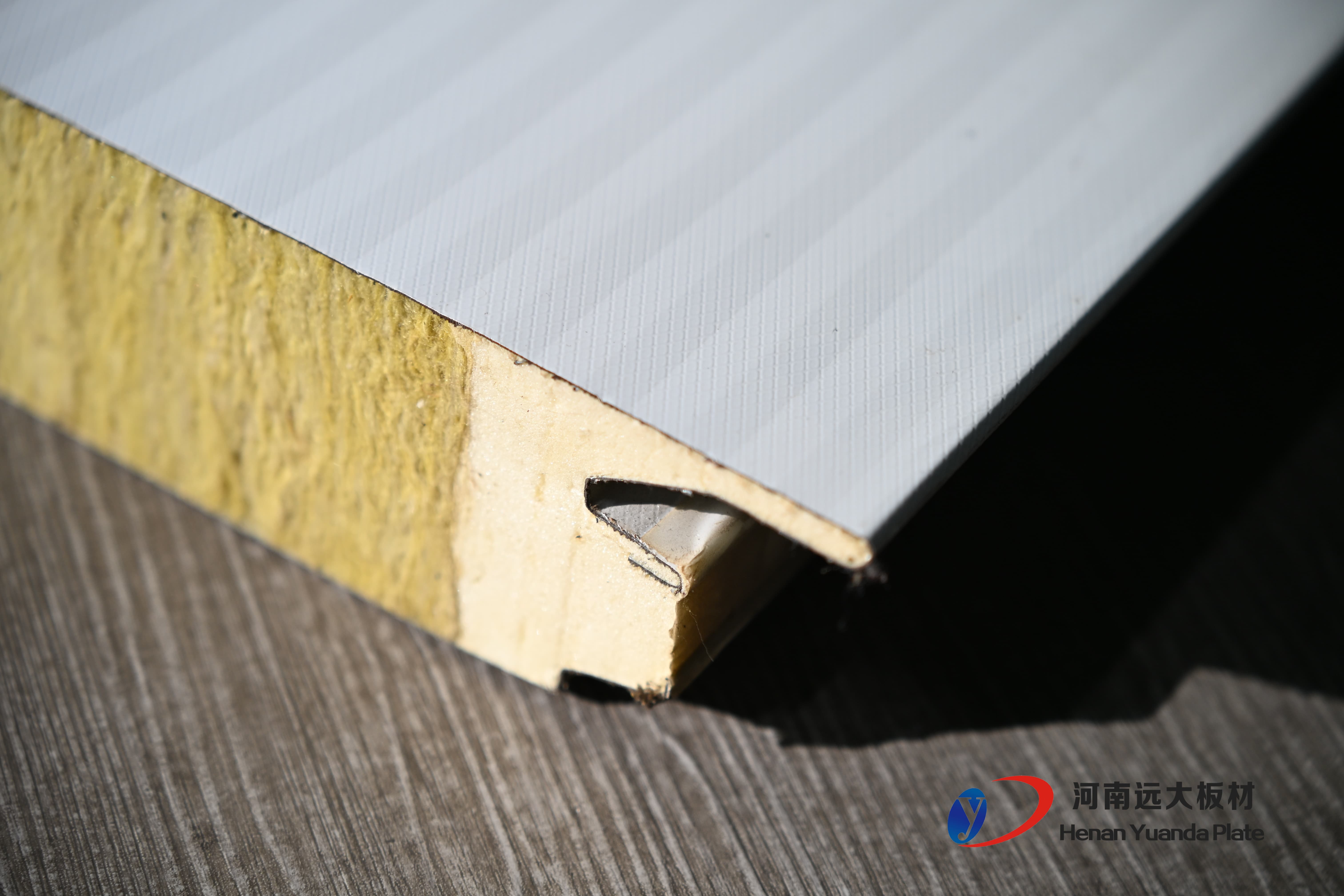 聚氨酯封邊巖棉板：防火性能、安裝技巧及行業(yè)創(chuàng)新(圖2)