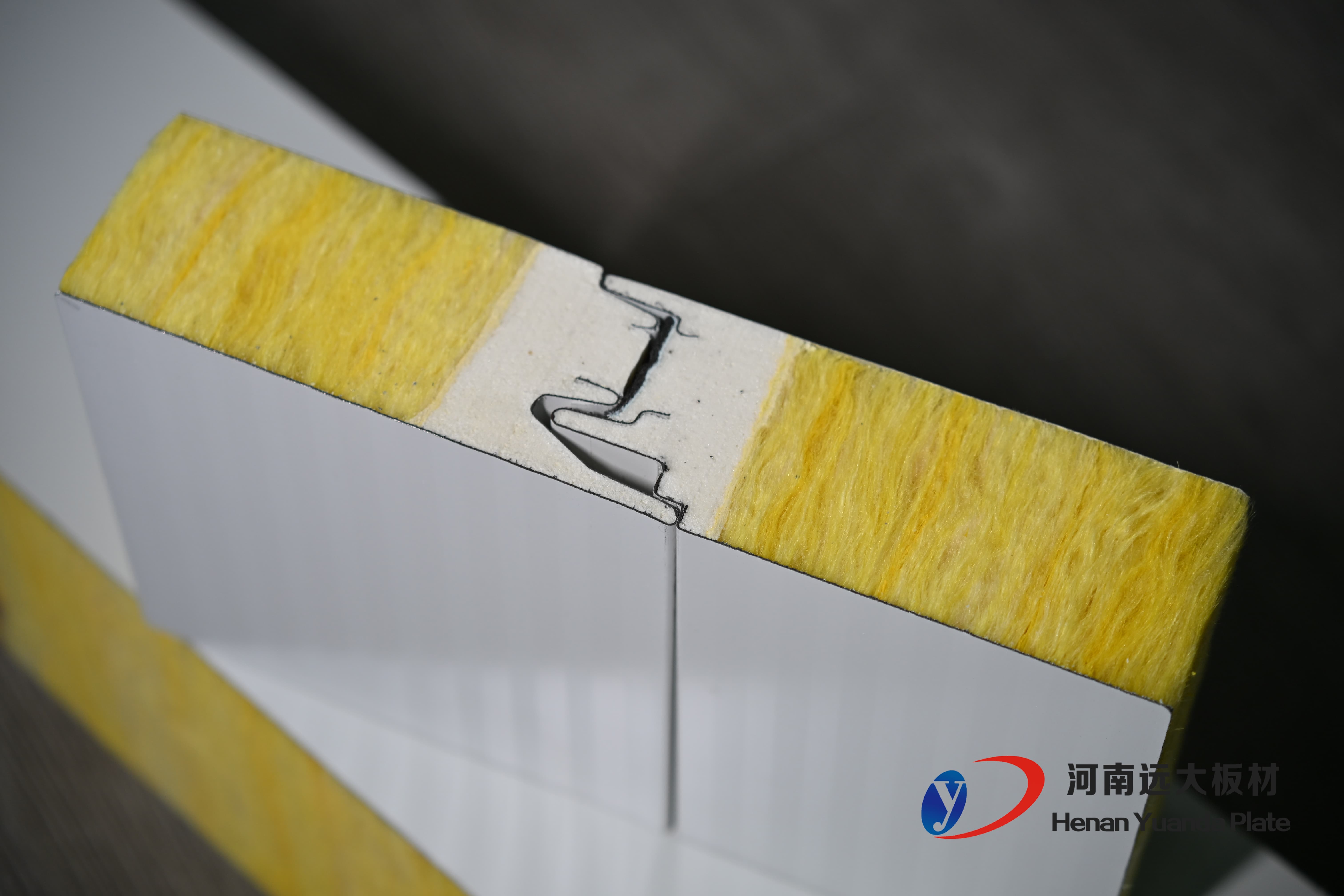 聚氨酯封邊玻璃絲棉夾芯板：遠大板材打造A級防火節(jié)能新標桿！