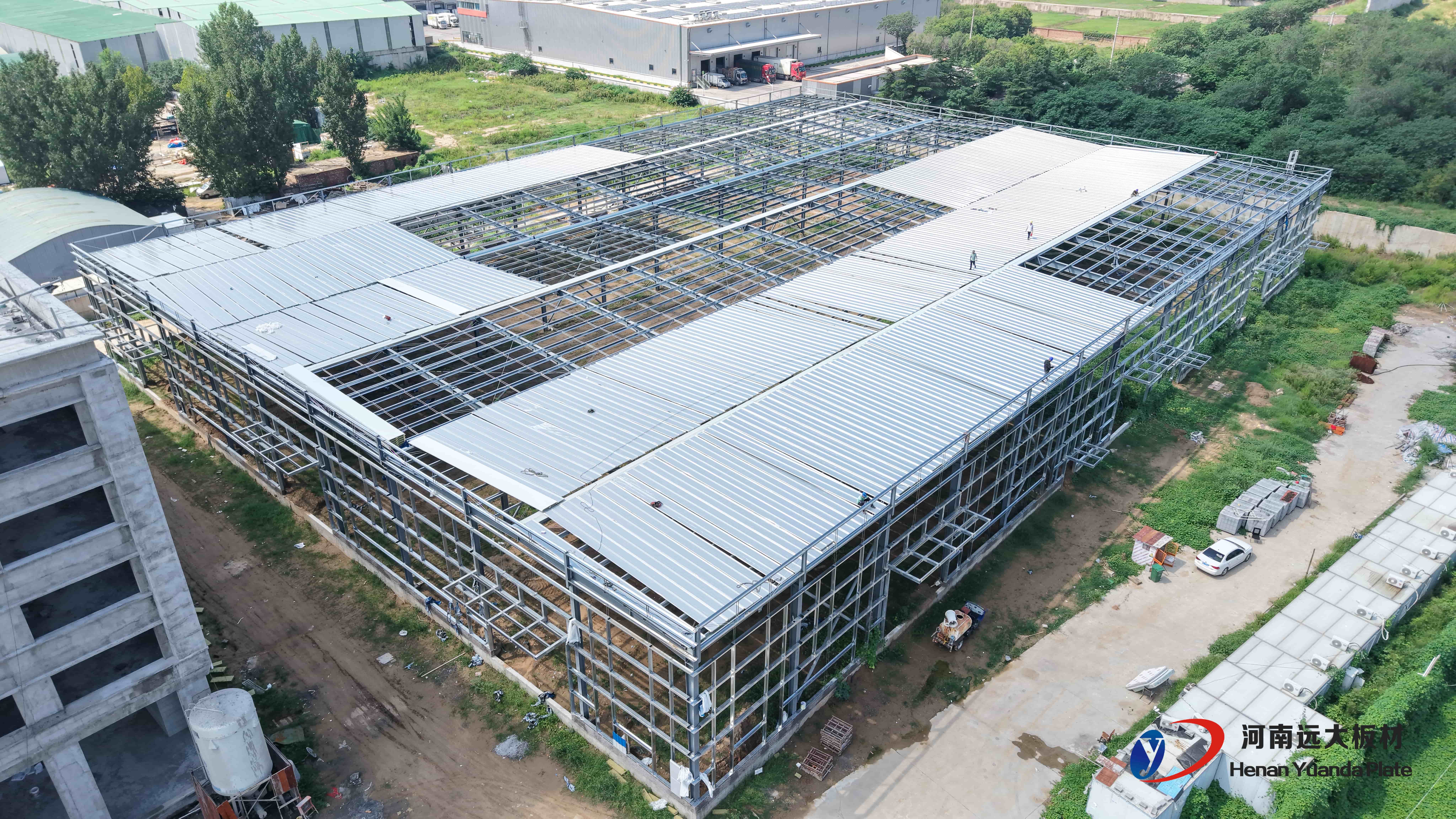 聚氨酯夾芯板和巖棉夾芯板哪個(gè)好？主要區(qū)別與選擇指南(圖3)