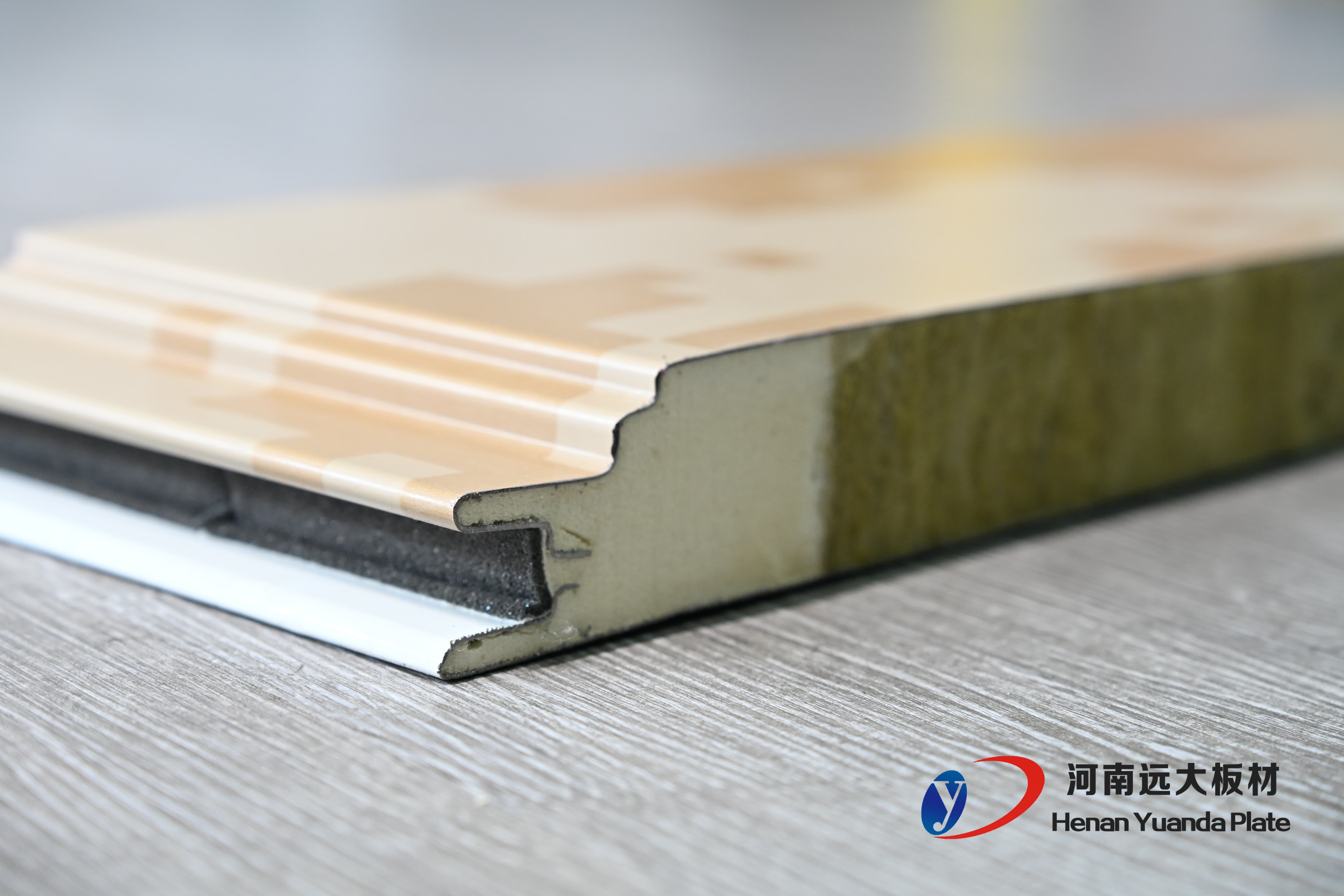 解決傳統(tǒng)巖棉板痛點！河南遠(yuǎn)大聚氨酯封邊巖棉板為建筑外墻注入“強心劑”(圖1)